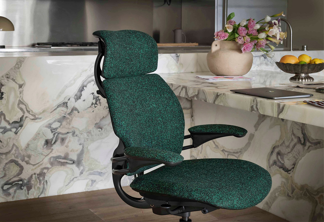 Kvadrat Vanir 패브릭과 그래파이트 프레임의 Freedom Headrest